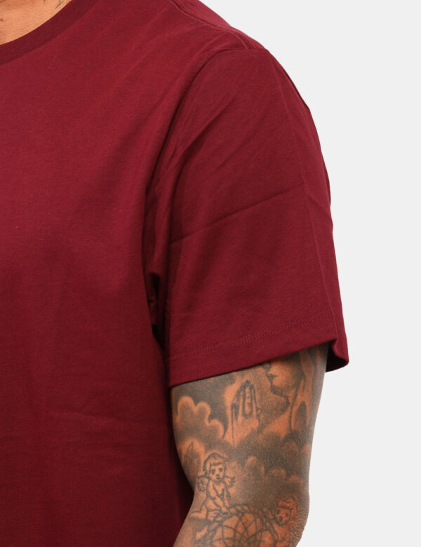 T-shirt Calvin Klein Bordeaux - T-shirt in total bordeaux con stampa logo brand in tinta coordinata. La vestibilità è morbid