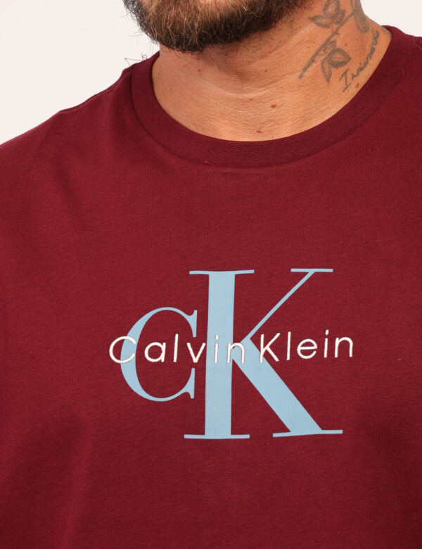 T-shirt Calvin Klein Bordeaux - T-shirt in total bordeaux con stampa logo brand in tinta coordinata. La vestibilità è morbid