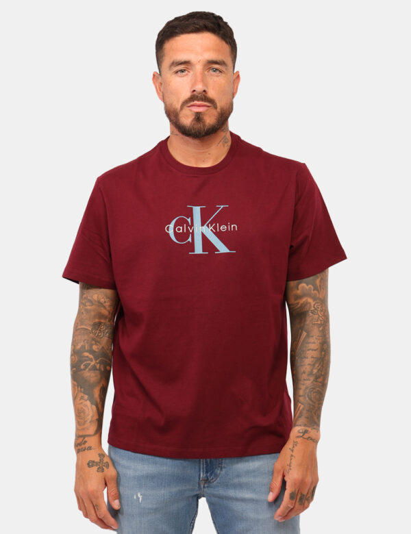 T-shirt Calvin Klein Bordeaux - T-shirt in total bordeaux con stampa logo brand in tinta coordinata. La vestibilità è morbid