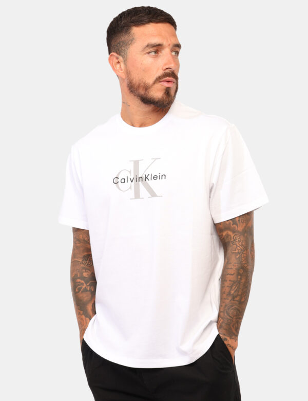 T-shirt Calvin Klein Bianco - T-shirt in total bianco con stampa logo brand in tinta coordinata. La vestibilità è morbida e