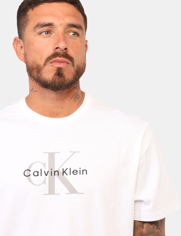 T-shirt Calvin Klein Bianco - T-shirt in total bianco con stampa logo brand in tinta coordinata. La vestibilità è morbida e