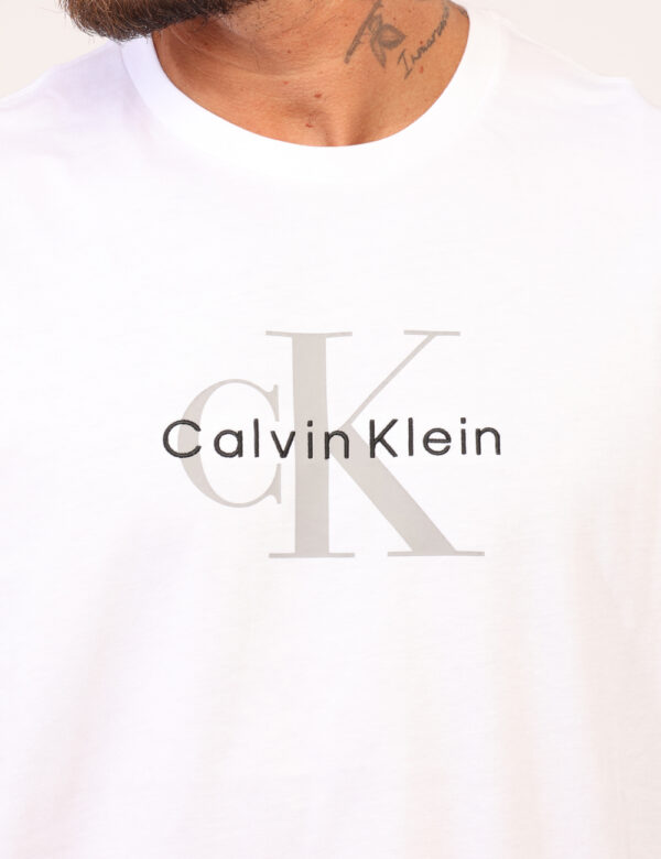 T-shirt Calvin Klein Bianco - T-shirt in total bianco con stampa logo brand in tinta coordinata. La vestibilità è morbida e