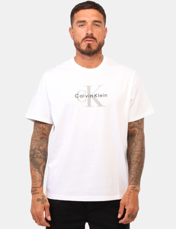 T-shirt Calvin Klein Bianco - T-shirt in total bianco con stampa logo brand in tinta coordinata. La vestibilità è morbida e