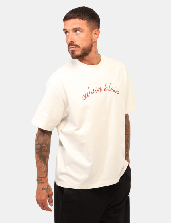T-shirt Calvin Klein Bianco - T-shirt classica in cotone spesso, total bianco con ricamo logo brand rosso. La vestibilità è