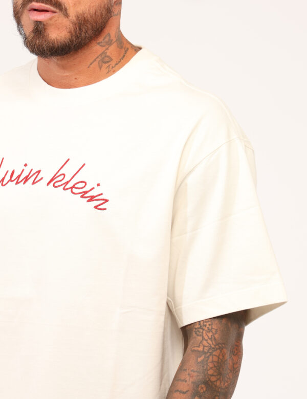 T-shirt Calvin Klein Bianco - T-shirt classica in cotone spesso, total bianco con ricamo logo brand rosso. La vestibilità è