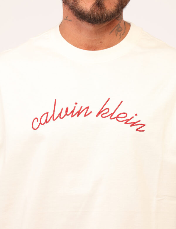 T-shirt Calvin Klein Bianco - T-shirt classica in cotone spesso, total bianco con ricamo logo brand rosso. La vestibilità è