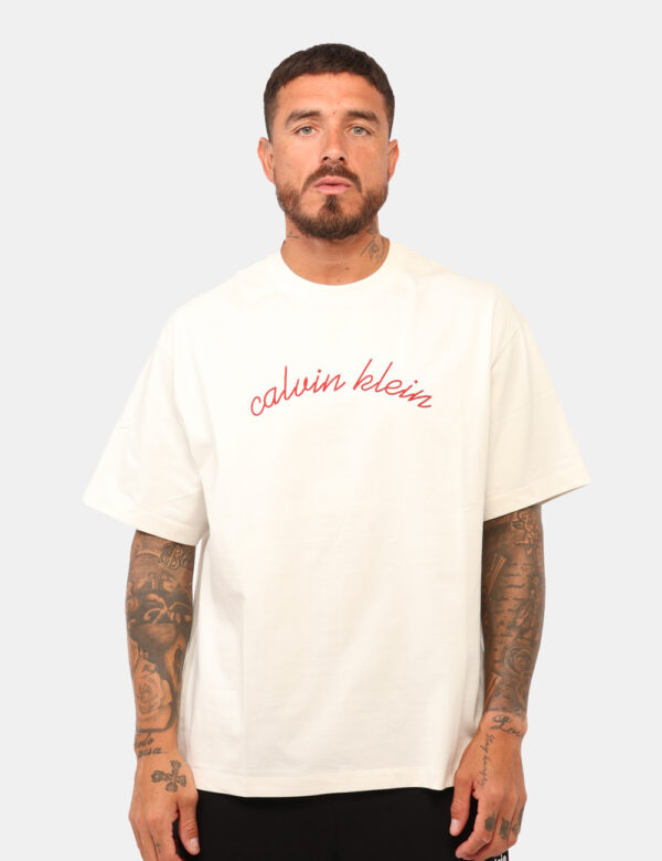 T-shirt Calvin Klein Bianco - T-shirt classica in cotone spesso, total bianco con ricamo logo brand rosso. La vestibilità è