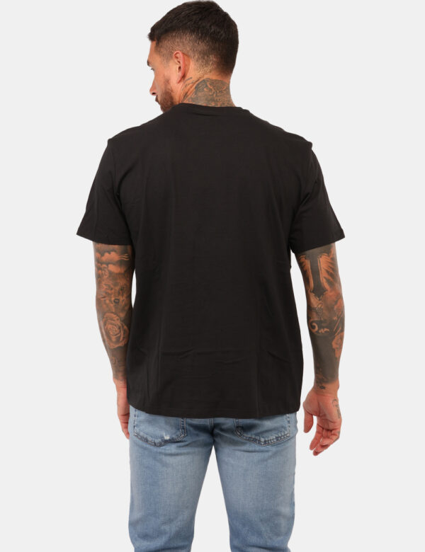 T-shirt Calvin Klein Nero - T-shirt classica in total nero con patch logo brand nero. La vestibilità è morbida e regolare. L