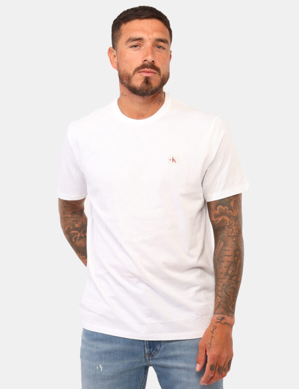T-shirt Calvin Klein Bianco - T-shirt classica in total bianco con patch logo brand rosso. La vestibilità è morbida e regola