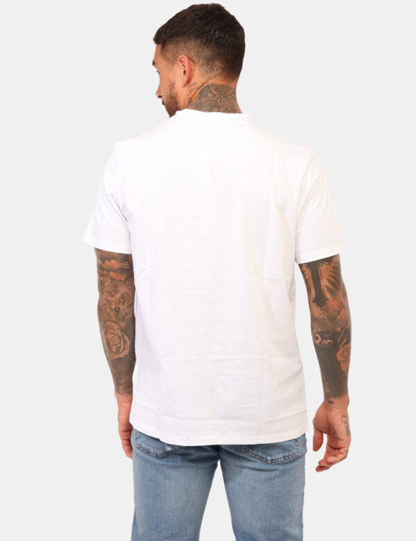 T-shirt Calvin Klein Bianco - T-shirt classica in total bianco con patch logo brand rosso. La vestibilità è morbida e regola