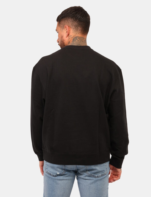 Felpa Calvin Klein Nero - Felpa classica, garzata, in total nero con patch logo brand. La vestibilità è morbida e regolare.