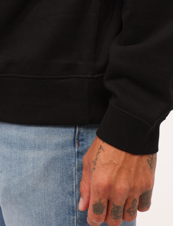 Felpa Calvin Klein Nero - Felpa classica, garzata, in total nero con patch logo brand. La vestibilità è morbida e regolare.