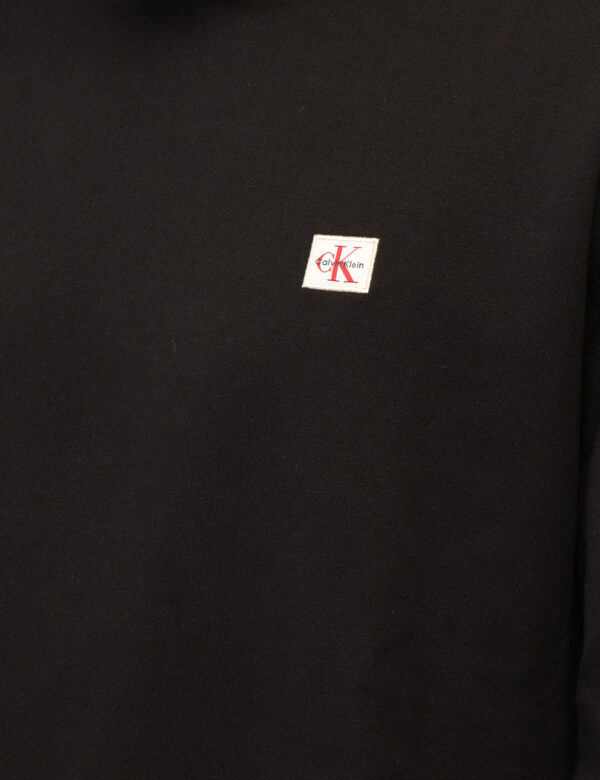 Felpa Calvin Klein Nero - Felpa classica, garzata, in total nero con patch logo brand. La vestibilità è morbida e regolare.