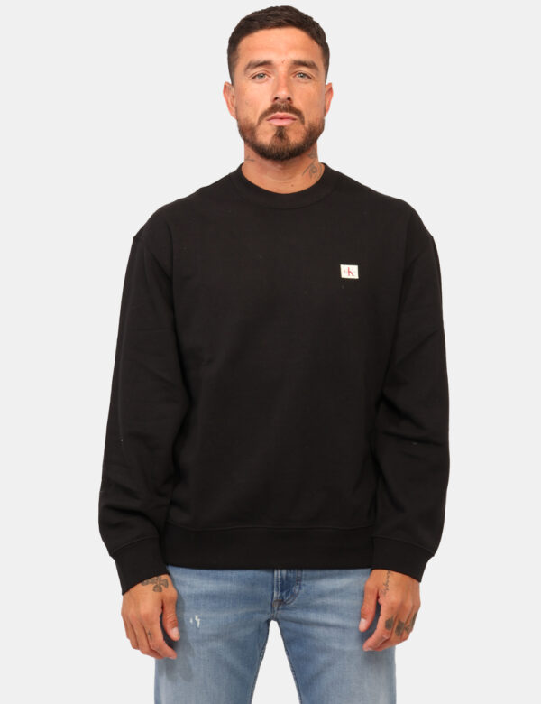 Felpa Calvin Klein Nero - Felpa classica, garzata, in total nero con patch logo brand. La vestibilità è morbida e regolare.