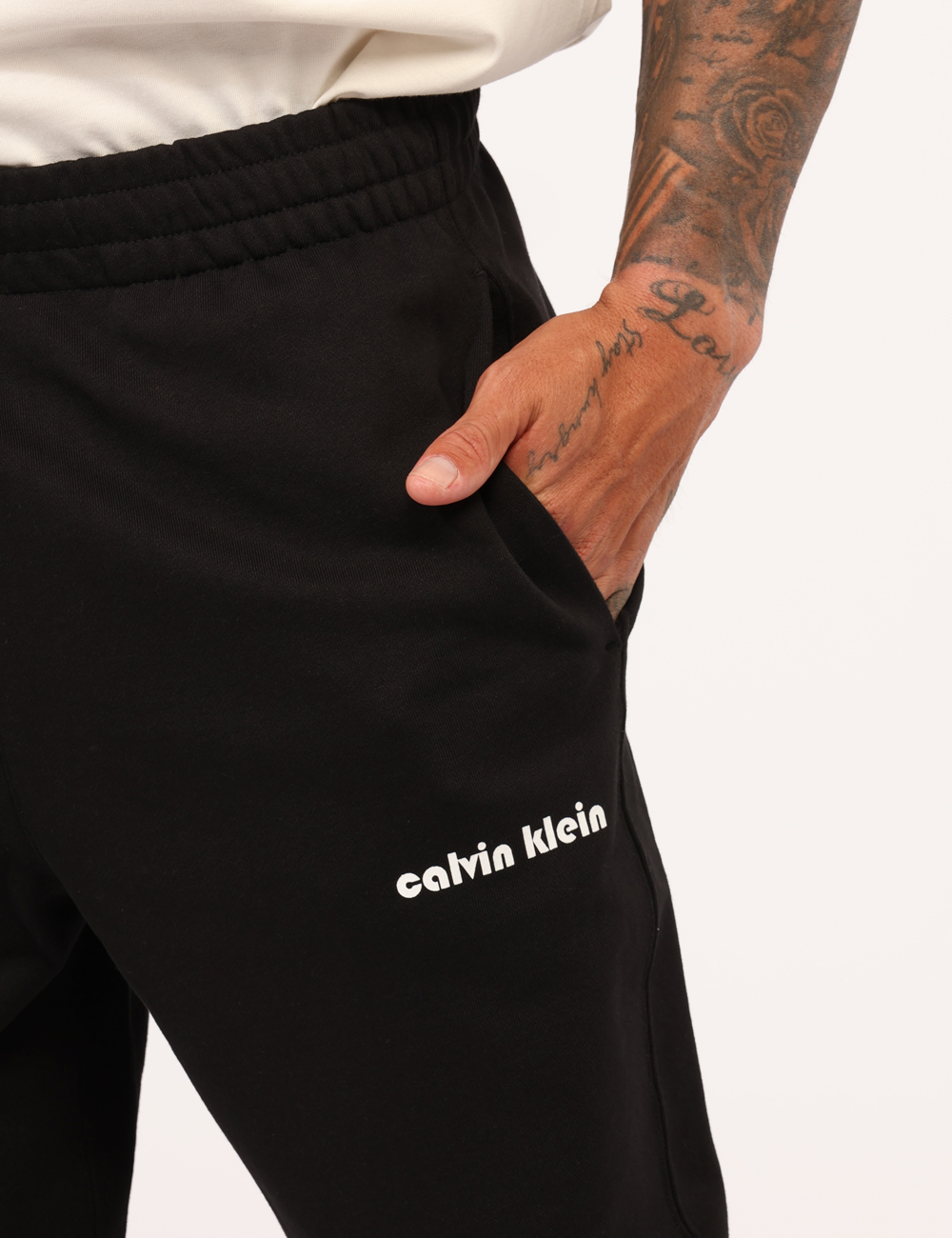 LV04RC294G-OA_UB1_AI25_3 Pantaloni Calvin Klein Nero - Pantaloni tuta in total nero con piccola stampa logo brand bianco e tasche a taglio trasversal