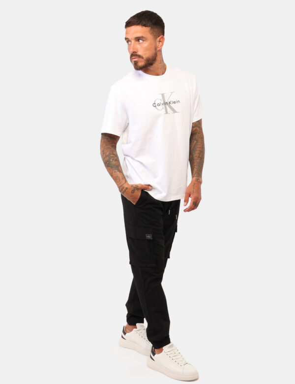 Pantaloni Calvin Klein Nero - Pantaloni cargo in total nero con tasche a taglio trasversale, tasche laterali e tasche a topp