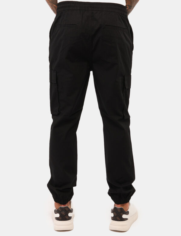 Pantaloni Calvin Klein Nero - Pantaloni cargo in total nero con tasche a taglio trasversale, tasche laterali e tasche a topp