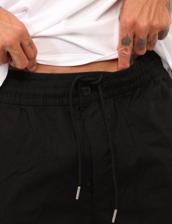 Pantaloni Calvin Klein Nero - Pantaloni cargo in total nero con tasche a taglio trasversale, tasche laterali e tasche a topp