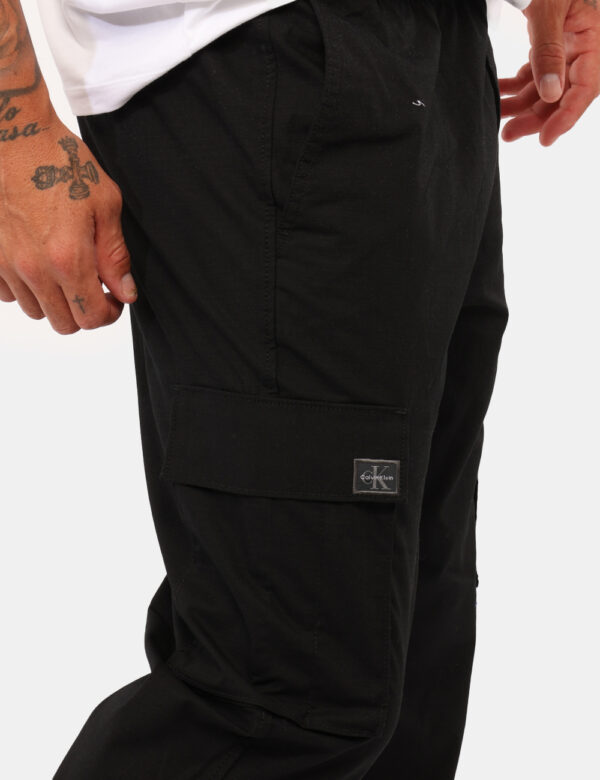 Pantaloni Calvin Klein Nero - Pantaloni cargo in total nero con tasche a taglio trasversale, tasche laterali e tasche a topp