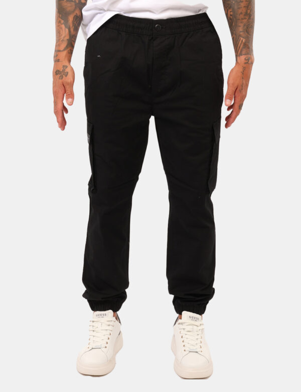 Pantaloni Calvin Klein Nero - Pantaloni cargo in total nero con tasche a taglio trasversale, tasche laterali e tasche a topp