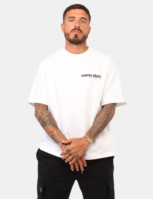 T-shirt Calvin Klein Bianco - T-shirt classica in total bianco con stampa logo brand nero. La vestibilità è morbida e regola