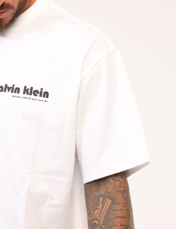 T-shirt Calvin Klein Bianco - T-shirt classica in total bianco con stampa logo brand nero. La vestibilità è morbida e regola