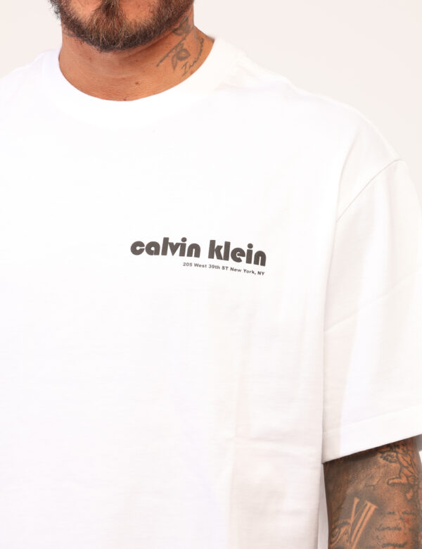 T-shirt Calvin Klein Bianco - T-shirt classica in total bianco con stampa logo brand nero. La vestibilità è morbida e regola