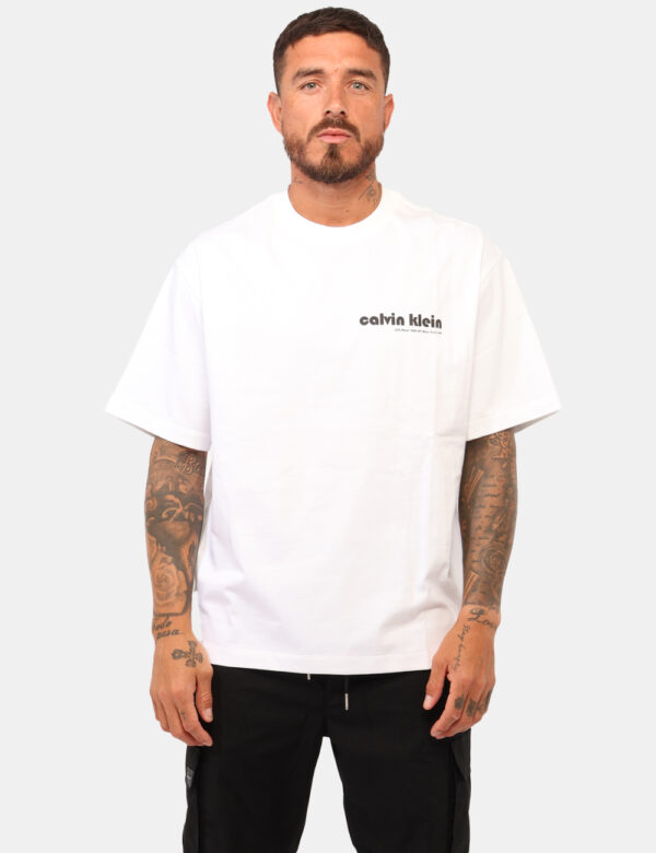 T-shirt Calvin Klein Bianco - T-shirt classica in total bianco con stampa logo brand nero. La vestibilità è morbida e regola