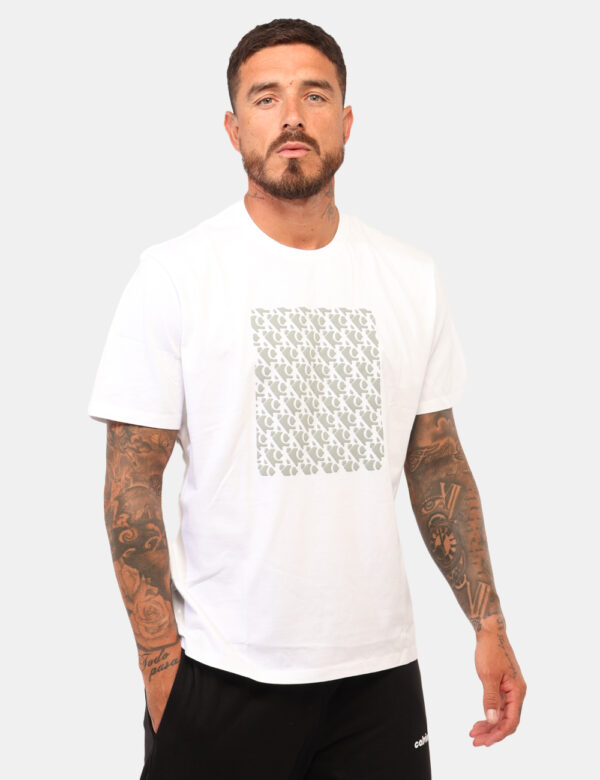 T-shirt Calvin Klein Bianco - T-shirt classica in total bianco con stampa in rilievo grigia. La vestibilità è morbida e rego