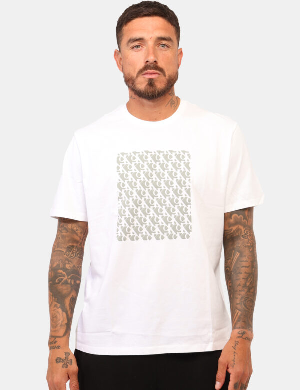 T-shirt Calvin Klein Bianco - T-shirt classica in total bianco con stampa in rilievo grigia. La vestibilità è morbida e rego
