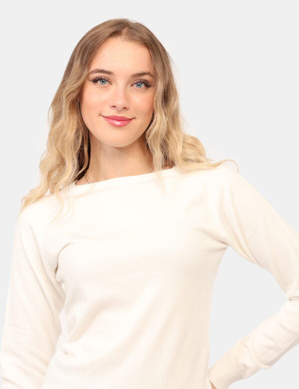 Maglia Yes Zee Bianco - Maglia in viscosa a maniche lunghe, con scollo a barchetta ed in total bianco avorio. La vestibilità