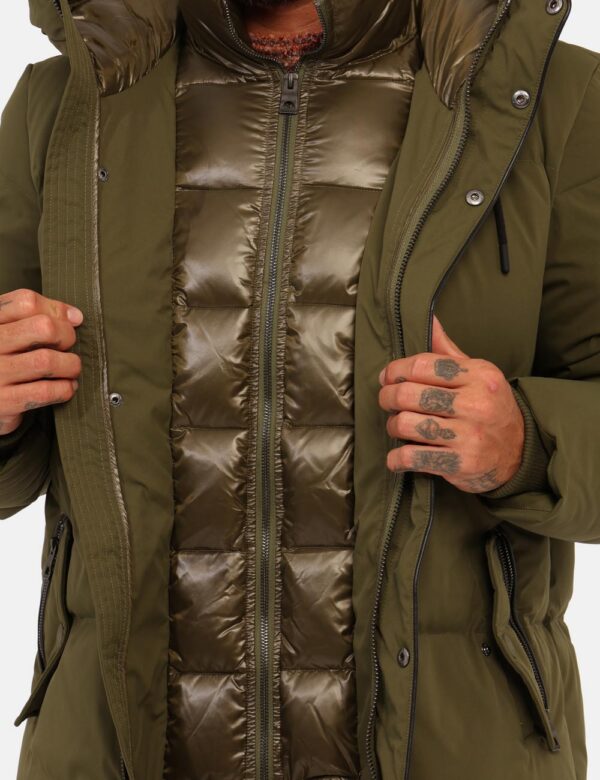 Piumino Guess Verde Taglia L - L’articolo appartiene al campionario esclusivo di stagione: pezzo unico.Cod. art. M4BL44WGJR2