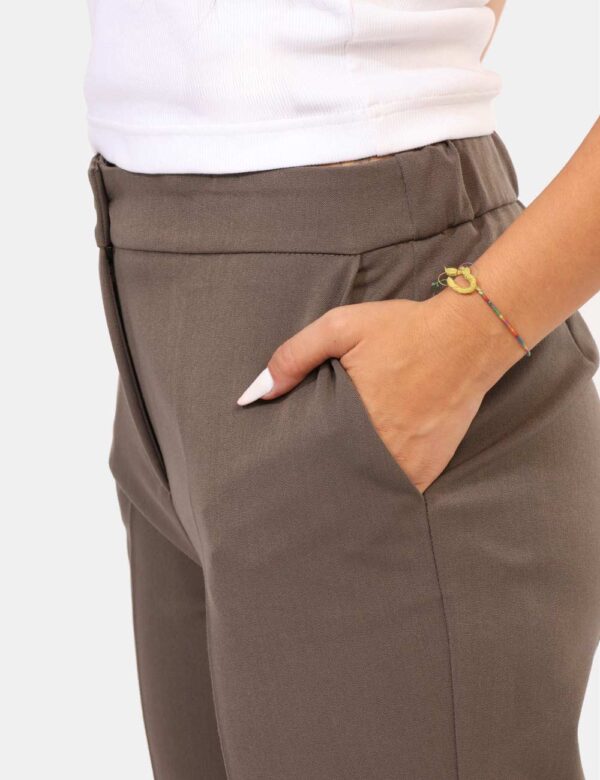 Pantaloni Materica Grigio - Pantalone elegante, morbido, in total grigio tortora, con tasche a taglio trasversale. La vestib