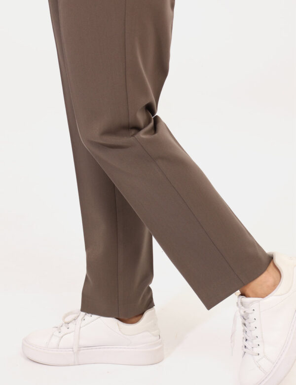 Pantaloni Materica Grigio - Pantalone elegante, morbido, in total grigio tortora, con tasche a taglio trasversale. La vestib