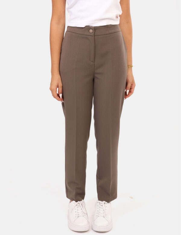 Pantaloni Materica Grigio - Pantalone elegante, morbido, in total grigio tortora, con tasche a taglio trasversale. La vestib
