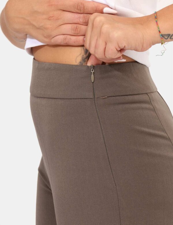 Pantaloni Materica Grigio - Pantalone elegante, morbido, in total grigio, con tasche a taglio trasversale. La vestibilità è