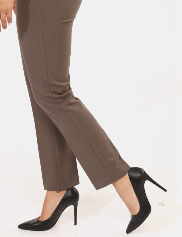 Pantaloni Materica Grigio - Pantalone elegante, morbido, in total grigio, con tasche a taglio trasversale. La vestibilità è