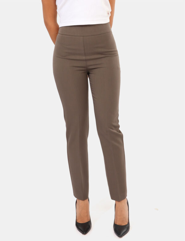Pantaloni Materica Grigio - Pantalone elegante, morbido, in total grigio, con tasche a taglio trasversale. La vestibilità è
