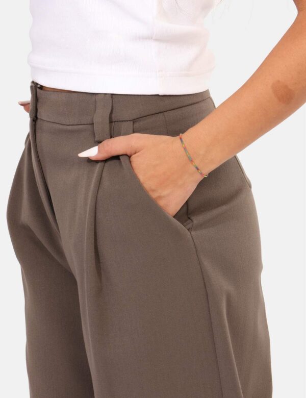Pantaloni Materica Grigio - Pantalone elegante, morbido, in total grigio tortora, con tasche a taglio trasversale. La vestib