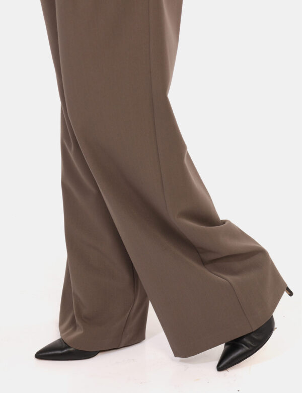 Pantaloni Materica Grigio - Pantalone elegante, morbido, in total grigio tortora, con tasche a taglio trasversale. La vestib
