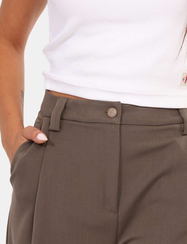 Pantaloni Materica Grigio - Pantalone elegante, morbido, in total grigio tortora, con tasche a taglio trasversale. La vestib