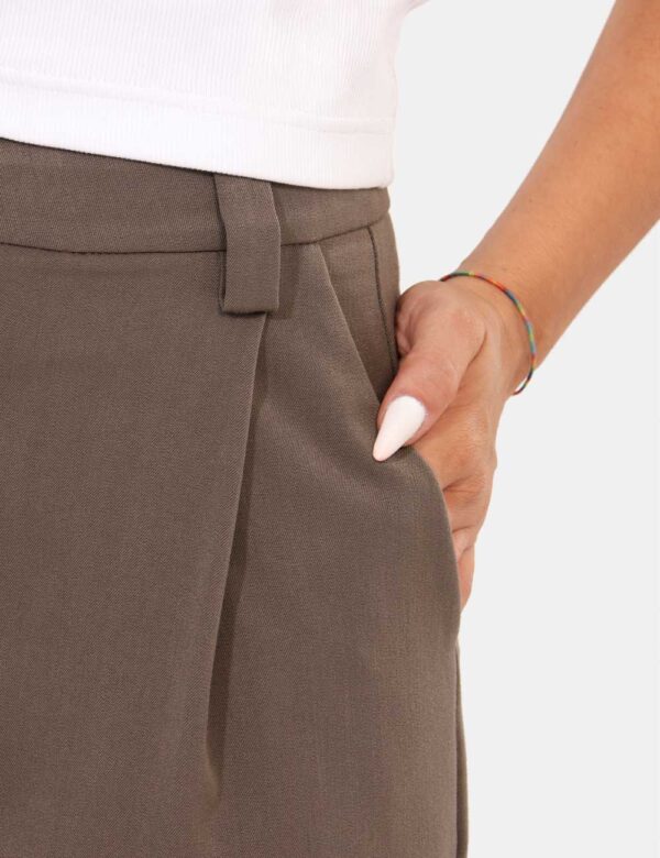 Pantaloni Materica Grigio - Pantalone elegante, morbido, in total grigio tortora, con tasche a taglio trasversale. La vestib
