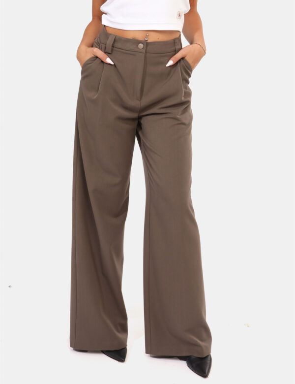 Pantaloni Materica Grigio - Pantalone elegante, morbido, in total grigio tortora, con tasche a taglio trasversale. La vestib