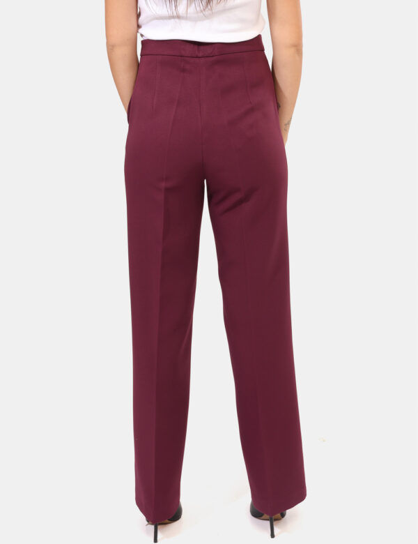 Pantaloni Materica Viola - Pantaloni palazzo eleganti, in total viola prugna, con tasche a taglio trasversale sul fronte. La