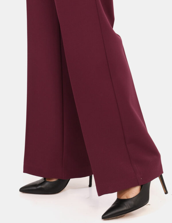 Pantaloni Materica Viola - Pantaloni palazzo eleganti, in total viola prugna, con tasche a taglio trasversale sul fronte. La