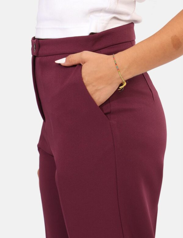 Pantaloni Materica Viola - Pantaloni palazzo eleganti, in total viola prugna, con tasche a taglio trasversale sul fronte. La
