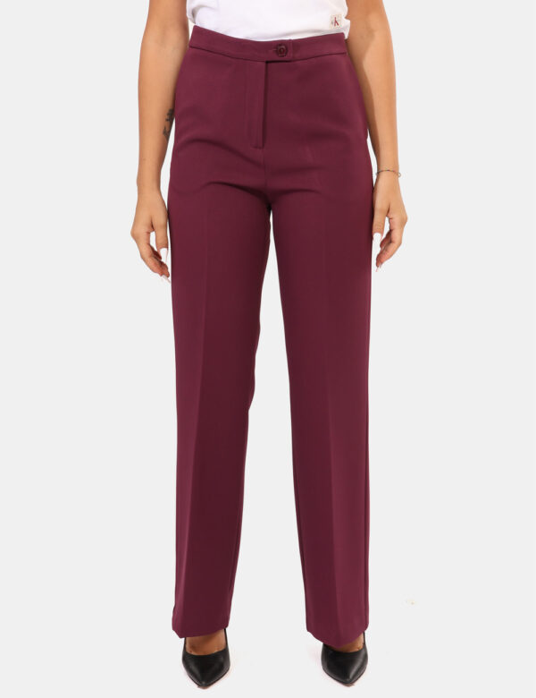 Pantaloni Materica Viola - Pantaloni palazzo eleganti, in total viola prugna, con tasche a taglio trasversale sul fronte. La
