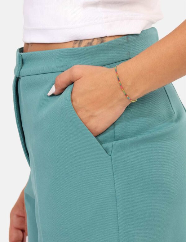 Pantaloni Materica Verde - Pantaloni palazzo eleganti, in total verde tiffany, con tasche a taglio trasversale sul fronte. L