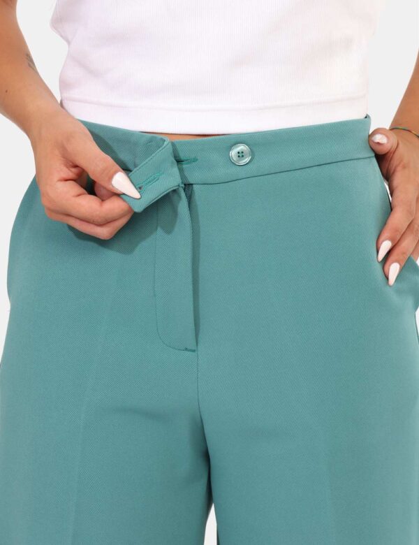 Pantaloni Materica Verde - Pantaloni palazzo eleganti, in total verde tiffany, con tasche a taglio trasversale sul fronte. L
