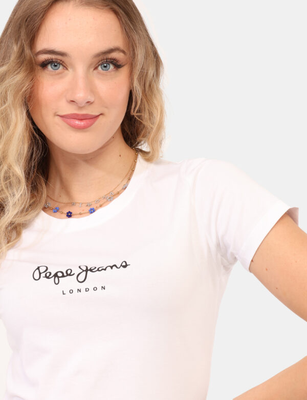 T-shirt Pepe Jeans Bianco - T-shirt su base bianca con stampa logo brand nero. La vestibilità è morbida e regolare. La t-shi